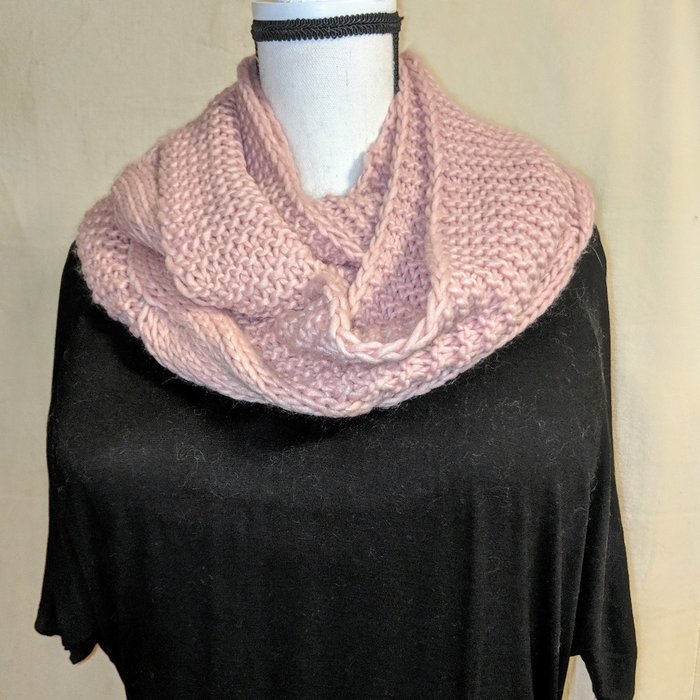 🆕🏷️Stitchfix Pink Cable Knit Infinity Tube Scarf